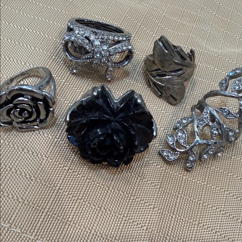 Ring Lot of 5 Flowers Bows Leaves Sparkles Costume Jewellery
Size 6 & 7